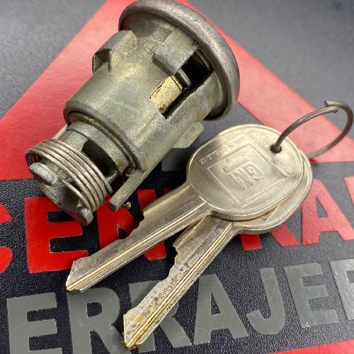 Chapa Vehículo Cajuela / Chevrolet / Llave Letras (HH17)